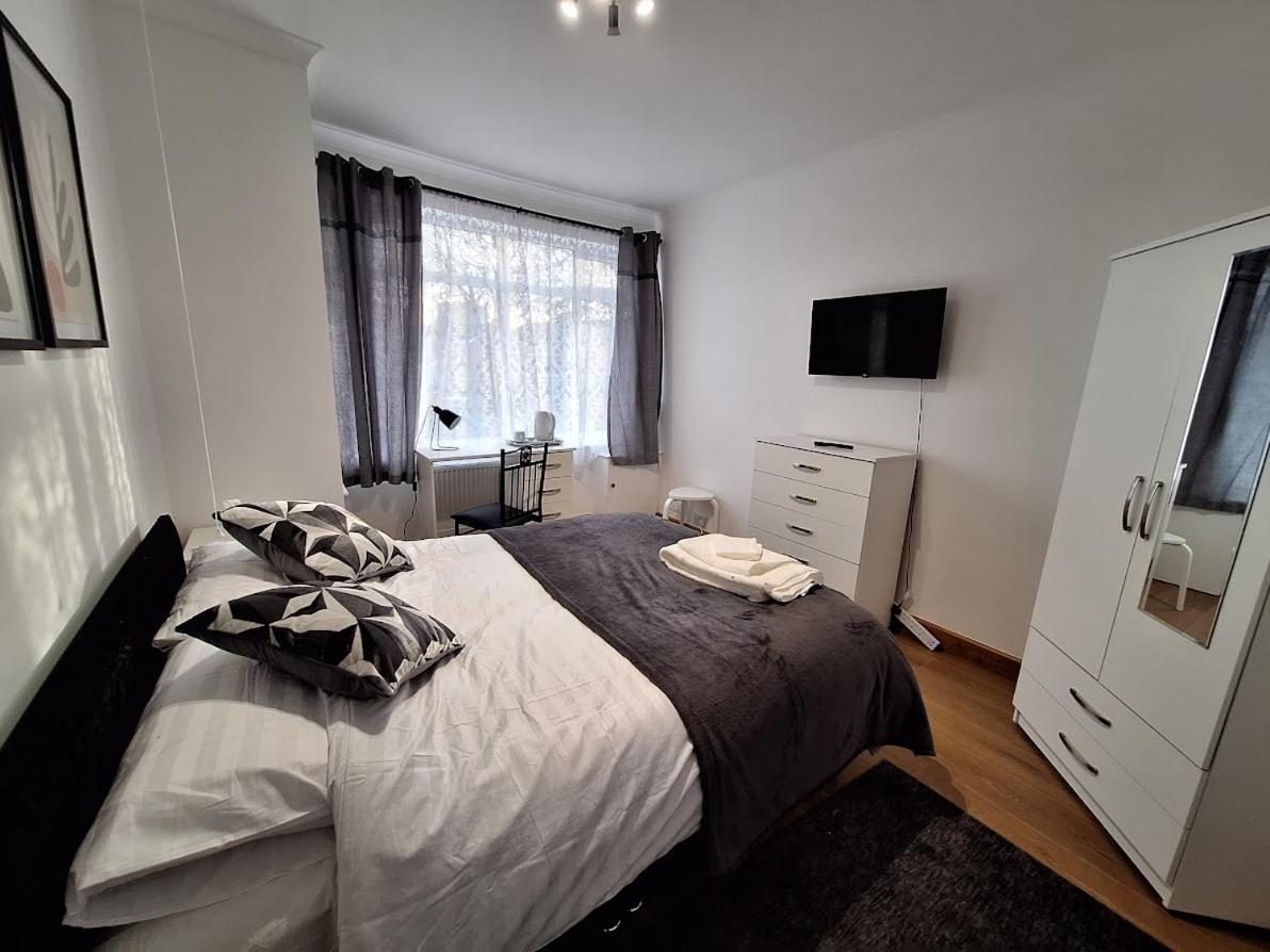 Uplands Grove Bungalow Hotel วุลฟ์เวอร์แฮมป์ตัน ภายนอก รูปภาพ